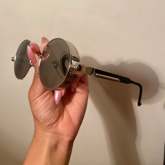 Round Silver Vintage Sunglasses - Picture 3 of 7